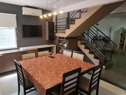 Casa en Venta con 2 cocheras
