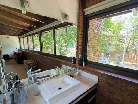 Casa 10 ambientes con 3 baños