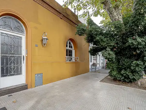 Casa 6 ambientes con 2 baños