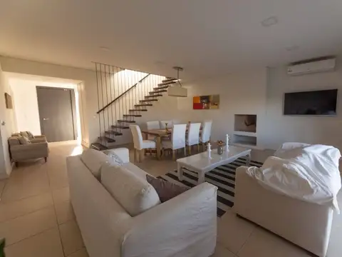 Casa 5 ambientes con 3 baños