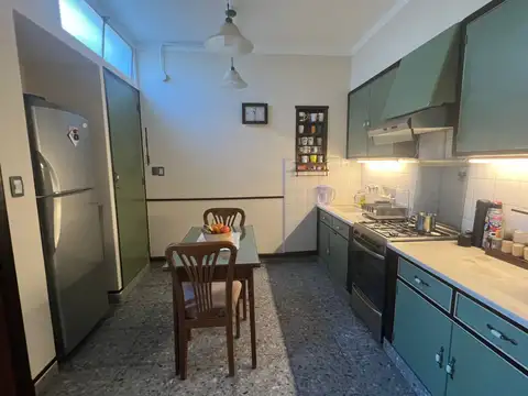 Casa 6 ambientes con 2 baños