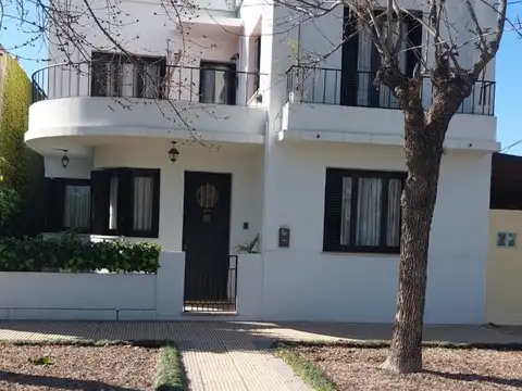 Casa Familiar Con Excelente Ubicación En Venta, General Las Heras