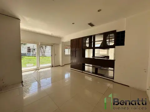 Casa sobre DOS LOTES. 6 ambientes. EXCELENTE UBICACIÓN.