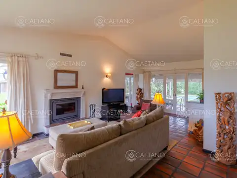 Casa 6 ambientes con 4 baños