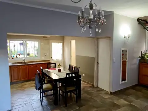 Casa 4 ambientes con 2 baños