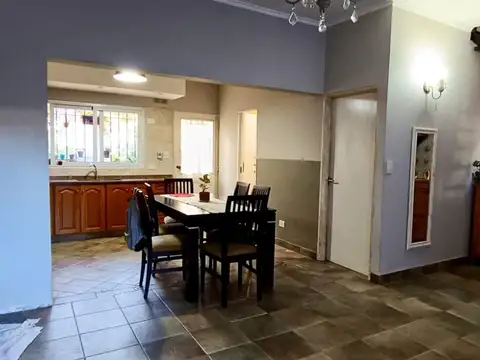 Casa 4 ambientes con 2 cocheras y fondo APTO CREDITO