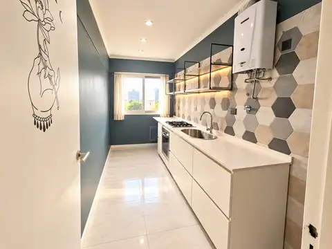 DEPARTAMENTO 2 AMBIENTES- REMODELADO CON BALCÓN CORRIDO AL FRENTE – MUY LUMINOSO- DIAGONAL A LA PLAZA
