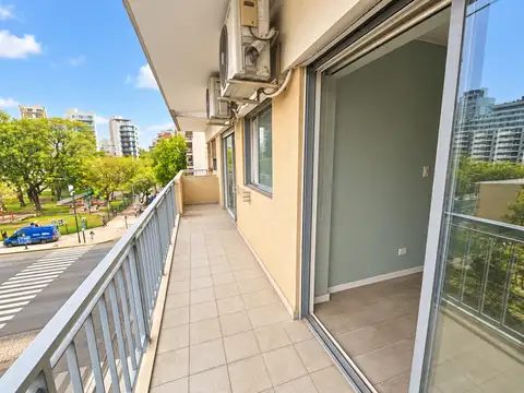 DEPARTAMENTO 2 AMBIENTES- REMODELADO CON BALCÓN CORRIDO AL FRENTE – MUY LUMINOSO- DIAGONAL A LA PLAZA