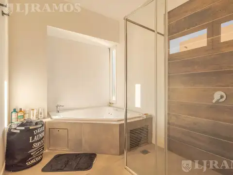 Casa en Venta con 4 cocheras