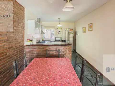 Casa 6 ambientes con 2 baños