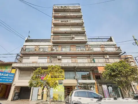 Departamento en Castelar de 4 amb. amplos con balcon excelente ubicacion