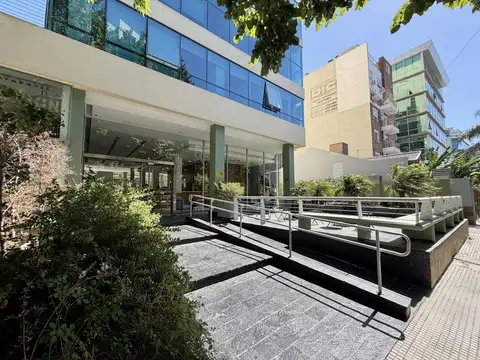 Oficina de 220m2 con 3 cocheras en edificio corporativo en alquiler ubicado en Vicente López.