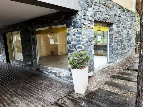 Cariló- Local 4 -Galería los Tipales sobre calle Castaño 200