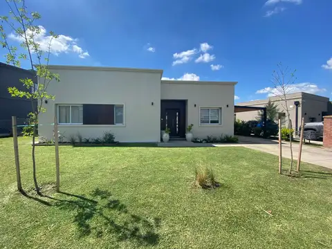 VENTA CASA 5 AMBIENTES CON PILETA Y COCHERA Bº SANTO TOMAS