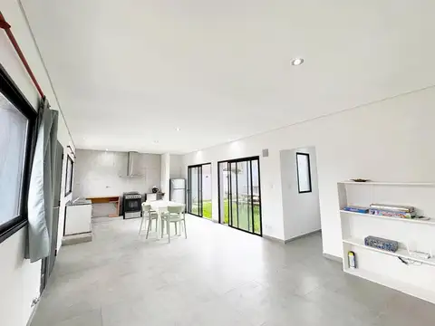 Juana de Azurduy 1800 - Casa 1 dormitorio con Pileta en Estacion Alvear