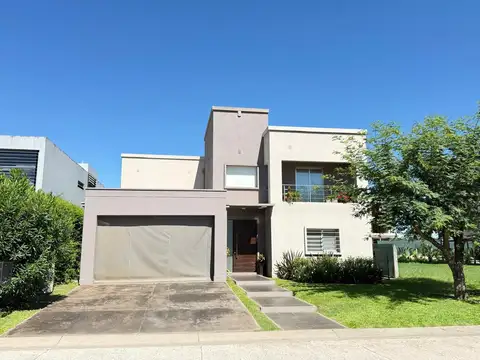 Casa de categoría de 4 dormitorios en VENTA en barrio privado Álamos, Av. Perón al 1000, Yerba Buena