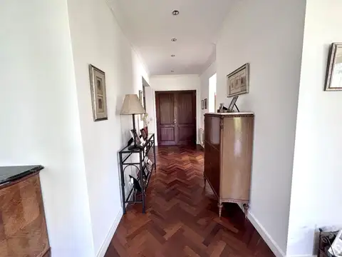 Casa 9 ambientes con 5 baños