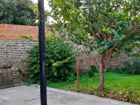 Casa de 2 dormitorio con jardin Av. Arijón 3970