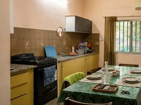VENTA | CASA 2 DORMITORIOS + GRAN PATIO | AV. ARIJÓN