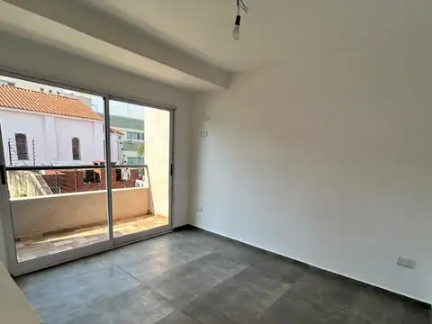 DEPARTAMENTO 2 AMBIENTES AL CONTRAFRENTE CON PATIO Y BALCON