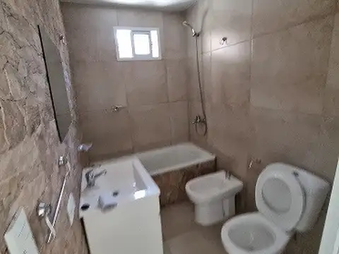 Casa a Nuevo 4 ambientes amplios, 3 dormts., baño, suite,quincho completo c/baño, terraza, lavadero