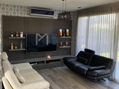 Casa en Venta con 2 cocheras