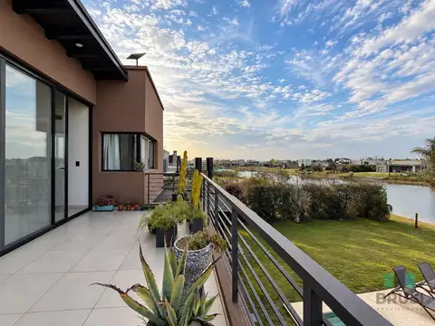 Casa 5 ambientes con 4 baños