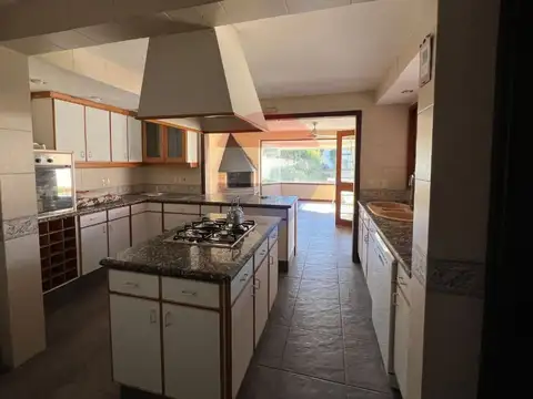 VENTA CASA CARRASCO  4 DORM, SERV BARB Y PISCINA