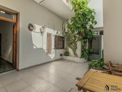 Casa a la venta de 4 ambientes con cochera, patio y terraza en Monte Castro