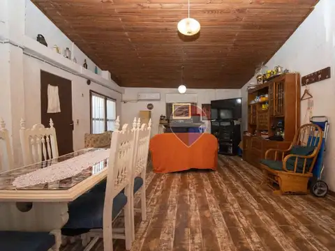 Casa 8 ambientes con 2 baños