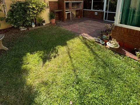 HERMOSA CASA EN VENTA CON JARDIN, QUINCHO y COCHERA.EXCELENTE ESTADO.MORON SUR