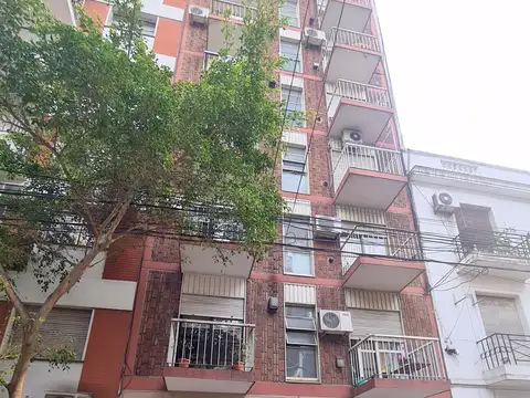 Charcas al 2800 y Anchorena, Recoleta. Primer subsuelo. Cochera doble para 2 autos grandes. Por rampa. 11 x 2 = 22 m2. Con baulera enorme abierta