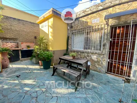 Casa 5 ambientes con 2 baños