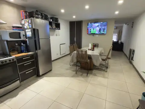 Casa 6 ambientes con 2 baños