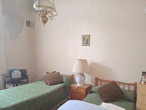 Casa 8 ambientes con 2 baños