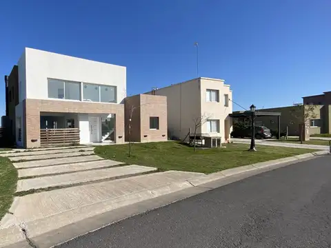 CASA EN VENTA EN SAN RAMIRO -PILAR DEL ESTE