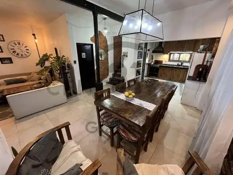 Excelente casa a la VENTA con estilo unico en Villa de Mayo/Sourdeaux/Malvinas Argentinas.