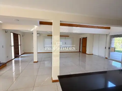 Casa 5 ambientes con 4 baños