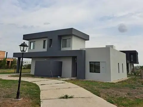 Casa 5 ambientes con 3 baños