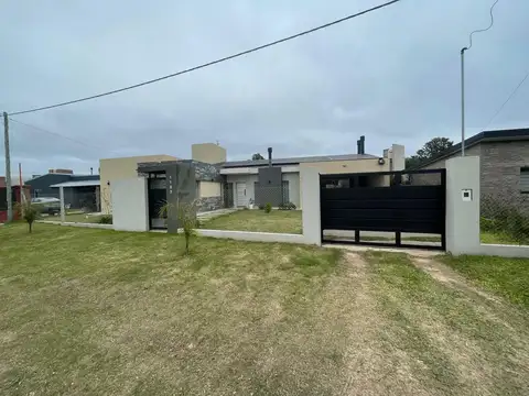 Casa de categoría en Jardines de la Costa – Leyes