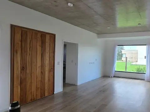 Casa de 1 dormitorio con cochera y pileta en Funes Town