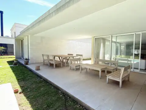 Casa 5 ambientes con 3 baños