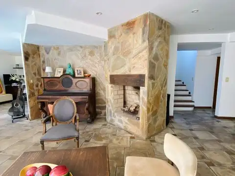 Casa en Alquiler con 4 cocheras