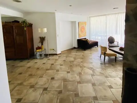 Casa 8 ambientes con 5 baños