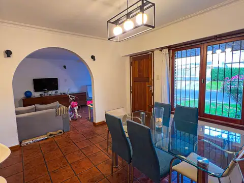 VENTA CASA 4 AMBIENTES CON PATIO BARRIO CAISAMAR.