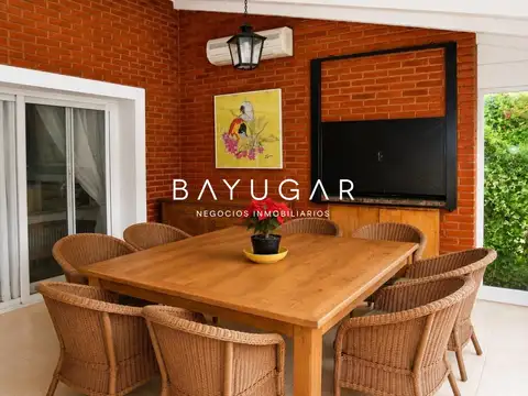 Casa en Venta con 3 cocheras