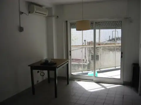 AL FRENTE - LIVING C/BALCÓN Y SPLIT -  DORMITORIO C/PLACARD