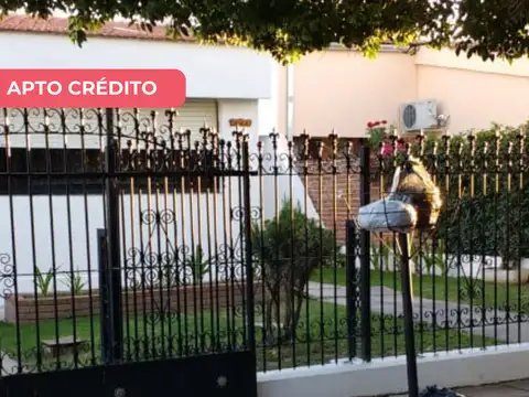 Vendo casa tres dormitorios en Ampliación Rosedal. Apta Crédito
