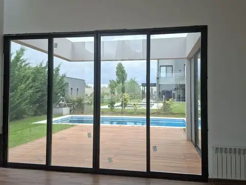 Casa 5 ambientes con 4 baños
