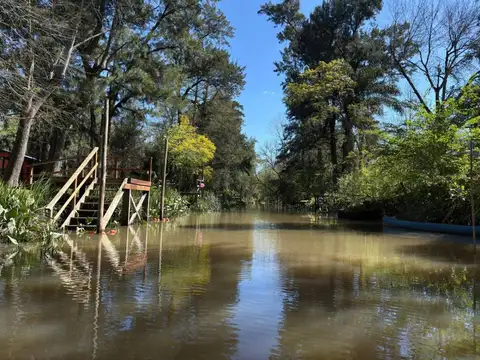 Casa  sobre Canal Luciano con amplio terreno y muelle/ Delta Tigre